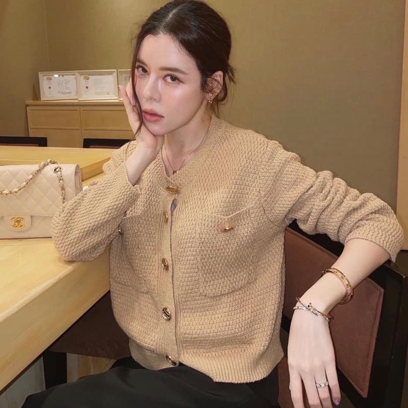 Beiiew??เสื้อคลุมสุดHight สวยหรูดูไฮโซ ทรงกระดุมผ่าหน้าทรงเก๋ไก๋สไตล์ผู้ดี สวยดูแพง กระดุมใหญ่สีทอง ผ้าลายเกล็ด เ - รูปที่ 1