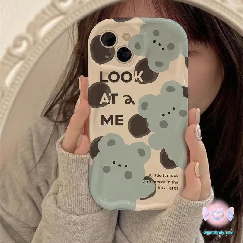 [จัดส่งในพื้นที่] เคสโทรศัพท์ครีมหมีสีฟ้าน่ารักใช้ได้กับ iPhone X XR XS 11 13 14 15 12 Pro Max 7 8 14 15 Plus 12 13 Mini - รูปที่ 1