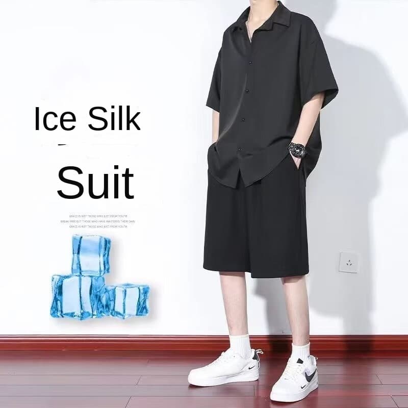 [คลังสินค้าพร้อม] เสื้อเชิ้ตลําลองฤดูร้อนผู้ชายเสื้อเชิ้ตแขนสั้นหลวมและสบาย + กางเกงขาสั้นชุด - รูปที่ 1