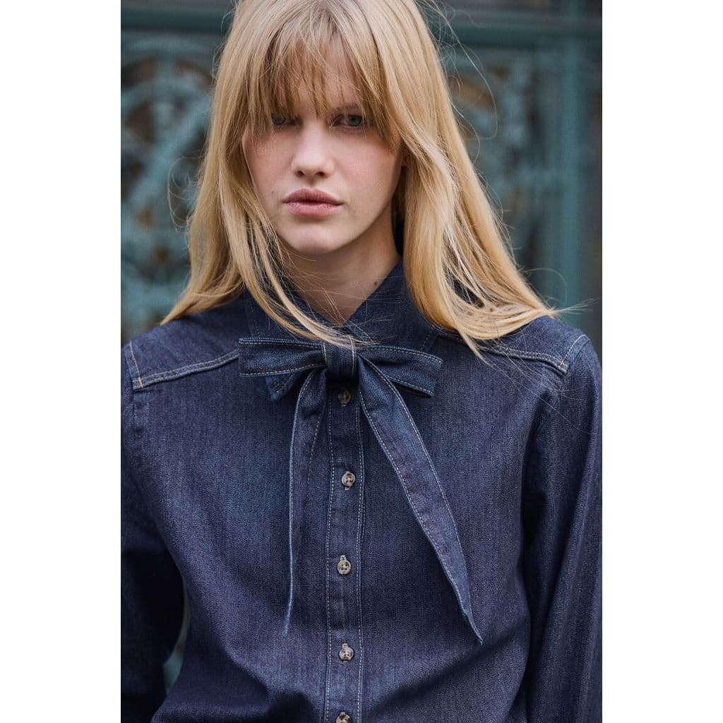 H&M(เอชแอนด์เอ็ม) เสื้อเบลาส์ยีนส์ดีไซน์โบว์ Women Bow-detail denim blouse 1304413_1 - รูปที่ 1