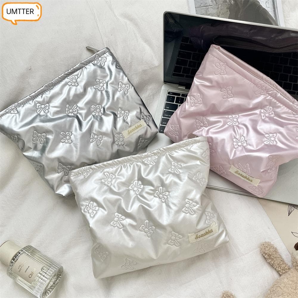 UMTTER กระเป๋าผลิตภัณฑ์ดูแลผิว, มัลติฟังก์ชั่น Love Bow Quilted กระเป๋าเครื่องสําอาง, กระเป๋าด้านในแบบพกพาความจุขนาดใหญ่กันน้ําซิปกระเป๋าถือแต่งหน้าเดินทาง - รูปที่ 1
