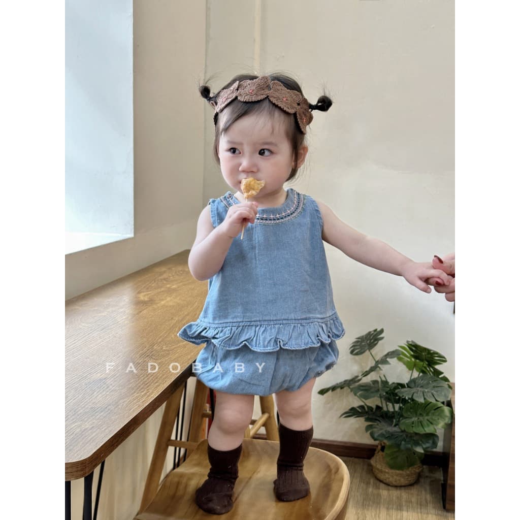 NT Baby - 157 (สินค้าพร้อมส่ง) ? เซ็ตเสื้อแขนกุด + กางเกงยีนส์เด็กผู้หญิง ชุดยีนส์น้อย สไตล์เกาหลี ใส่แล้วน่ารักมากกก - รูปที่ 1