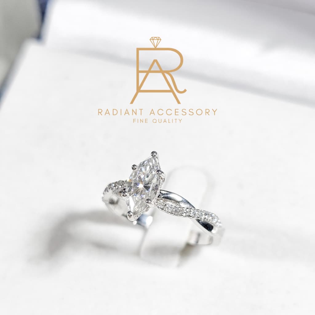 แหวนเงินแท้เม็ดชูฝังเพชร Moissanite 1 กะรัต Marquise cut ก้านลายถัก ฝังบ่าข้าง และ ใต้ฐานชุบทองคำขาว - รูปที่ 1