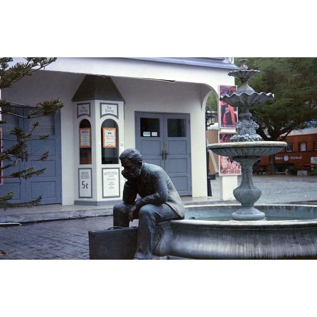 ฟิลม์หนัง 200(Tungsten), ISO 200, 30 exp(รูป), KODAK V2 5217,film (ปี 2009) เนื้อฟิล์มดี, (มี DX-Code ISO 200). - รูปที่ 1
