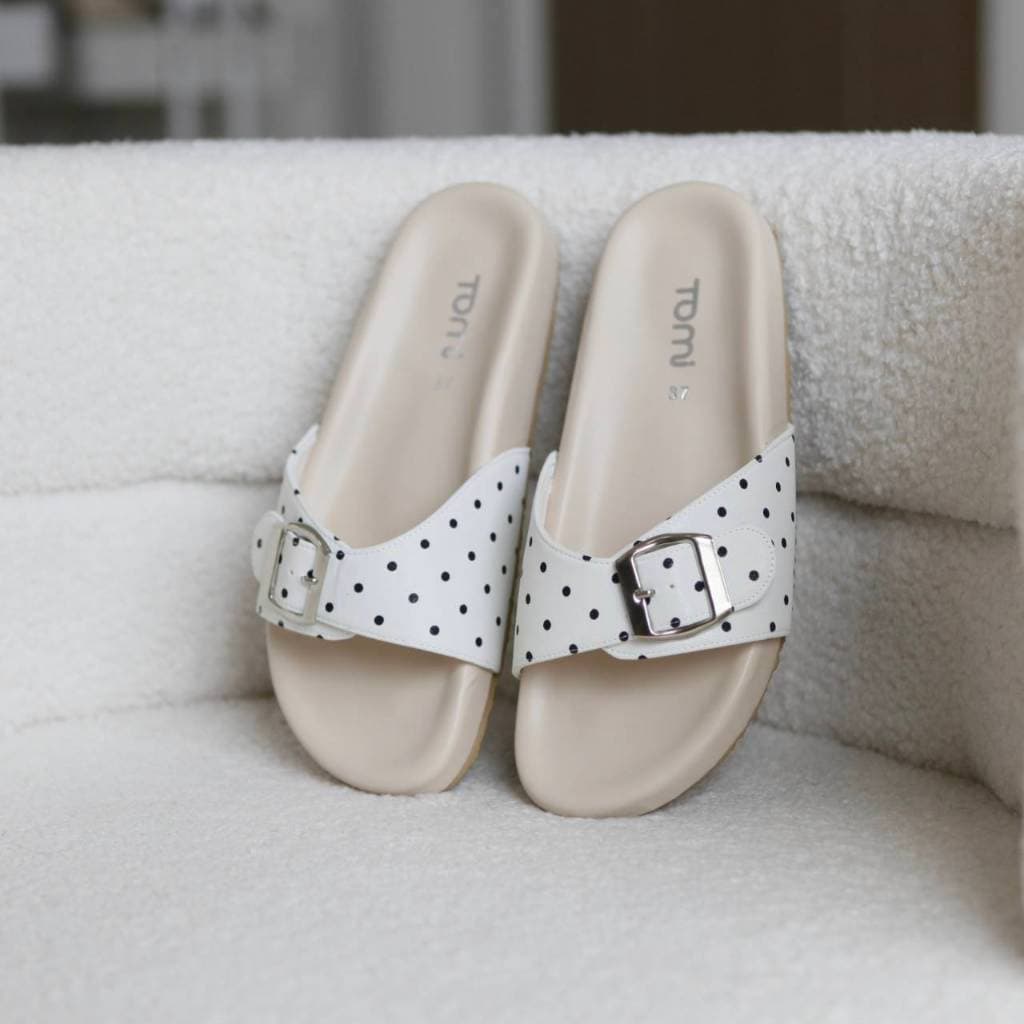 [TOMi-Dot.] (**มีเนื้อเท้า/อวบ**เพิ่ม +1 ไซส์)รองเท้าแตะ รุ่นเข็มขัดเดี่ยว รุ่น Polka dot. พื้นนุ่มใส่สบาย สายพียูหนังนิ - รูปที่ 1