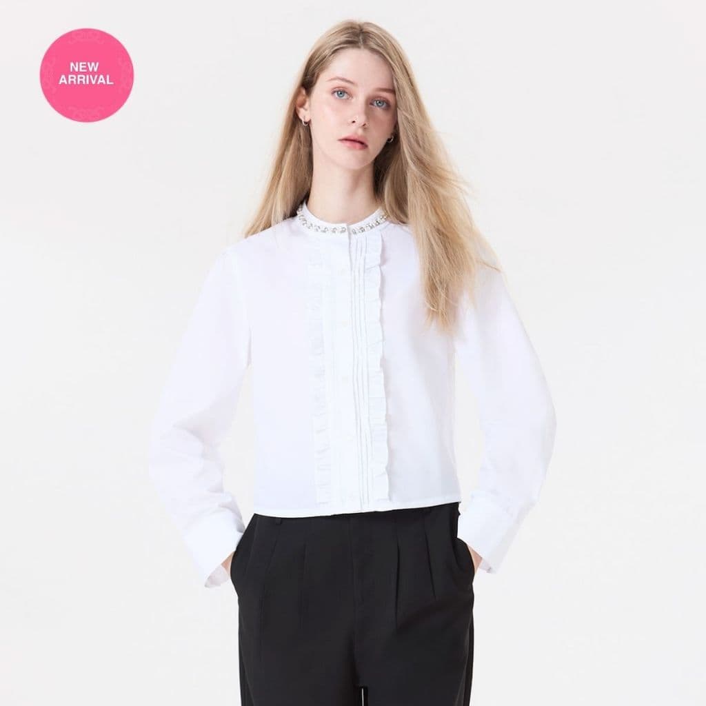 EP เสื้อเบลาส์คอปกประดับมุก แขนยาว ผู้หญิง สีออฟไวท์ | Pearl Collar Blouse with Long Sleeves | 05071 - รูปที่ 1